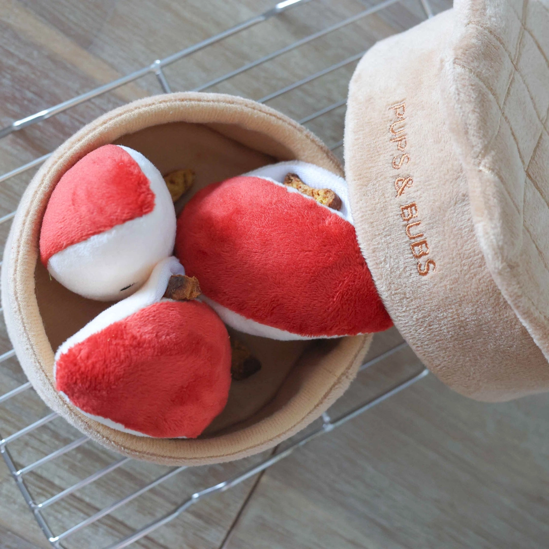 Pups & Bubs Apple Pie snuffelspeeltje---PRE-ORDER 12/11 - Afbeelding 2